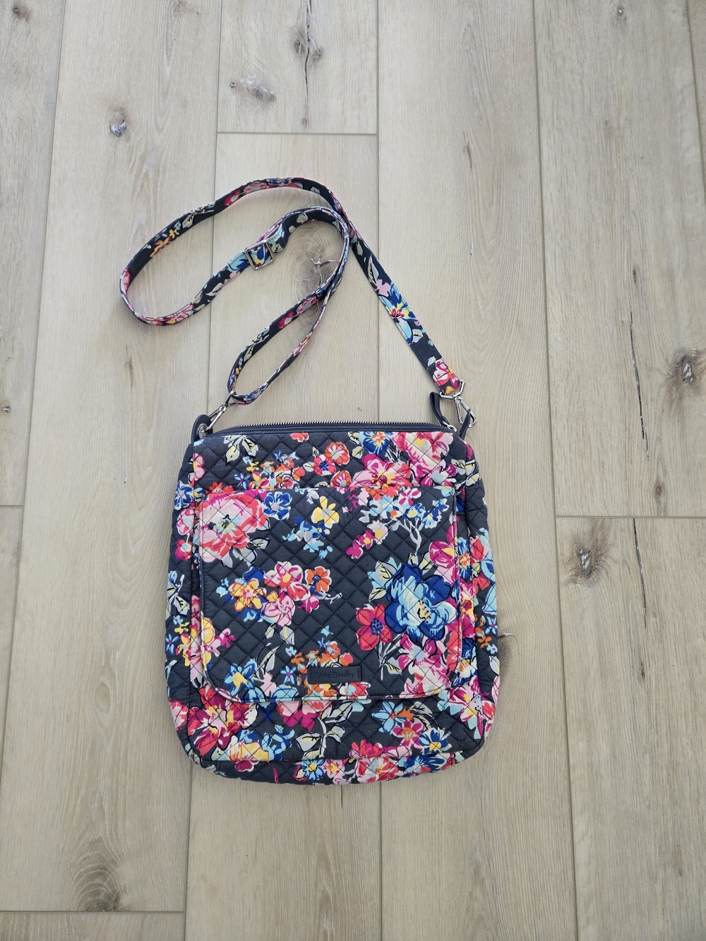 Vera Bradley Carson Mailbag Crossbody Purse in the "Pretty Posies" pattern